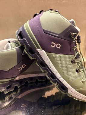 On Cloud Cloudtrax in Midnight/Glacier Women’s 9/Mens 7.5